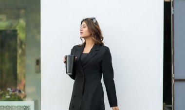 सोशल मीडिया फेम अंजलि अरोड़ा हॉट ब्लैक ब्लेजर ड्रेस में जलवा बिखेर रही हैं