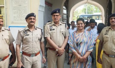 जयपुर ट्रैफिक पुलिस और हॉकी वाली सरपंच नीरू यादव द्वारा जयपुर में सड़क सुरक्षा अभियान