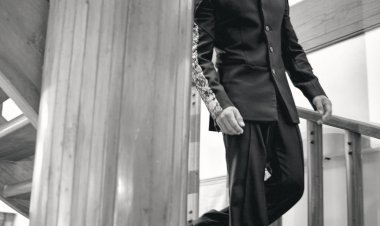 अभिनेता पुलकित सम्राट ने एक पुरस्कार समारोह के रेड कार्पेट पर सरन की ड्रेस को संभालने में सहायता की