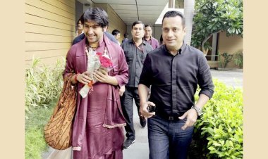 मोटिवेशनल स्पीकर डॉ विवेक बिंद्रा के ऑफिस आकर बाबा बागेश्वर धाम ने लोगों को किया संबोधित