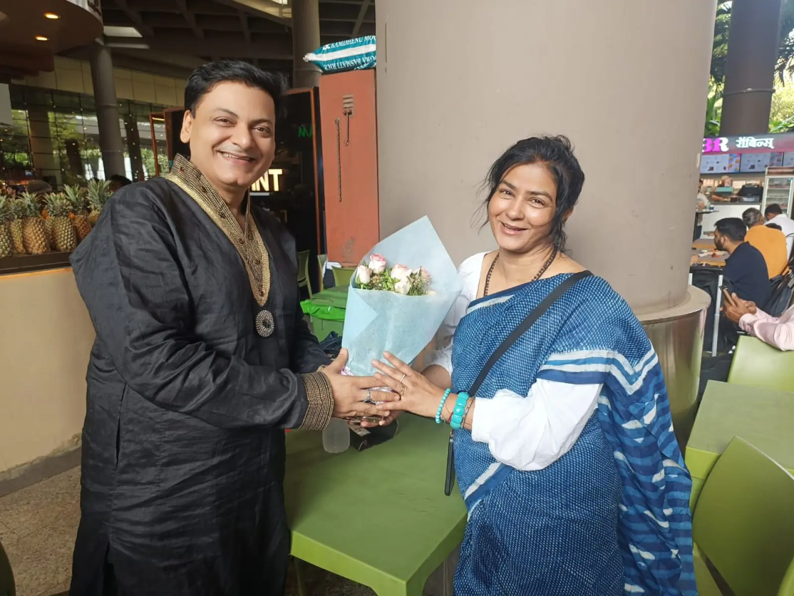 100 से अधिक बच्चों की मां और 73 घंटे पेंटिंग कर वर्ल्ड रिकॉर्ड बनाने वाली मनन चतुर्वेदी का मुंबई एयरपोर्ट पर हुआ भव्य स्वागत