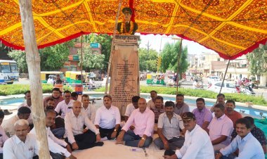 खंडित मूर्ति के आरोपियों को गिरफ्तारी को लेकर एक दिवसीय धरना आईजी को सौंपा ज्ञापन