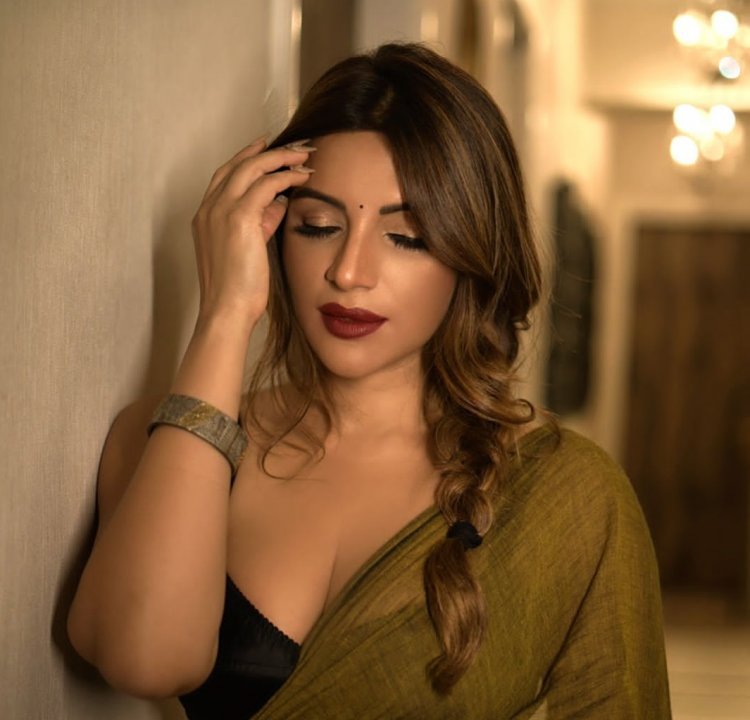 Shama Sikander's 'Tip Tip Barsa Paani' reel is Turning On the heat in this Monsoon Season