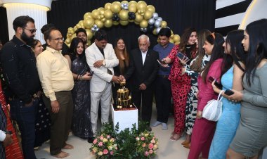 मॉडल्स पॉपअप शो में दिखा मेकअप व फैशन का मिक्स कॉम्बिनेशन