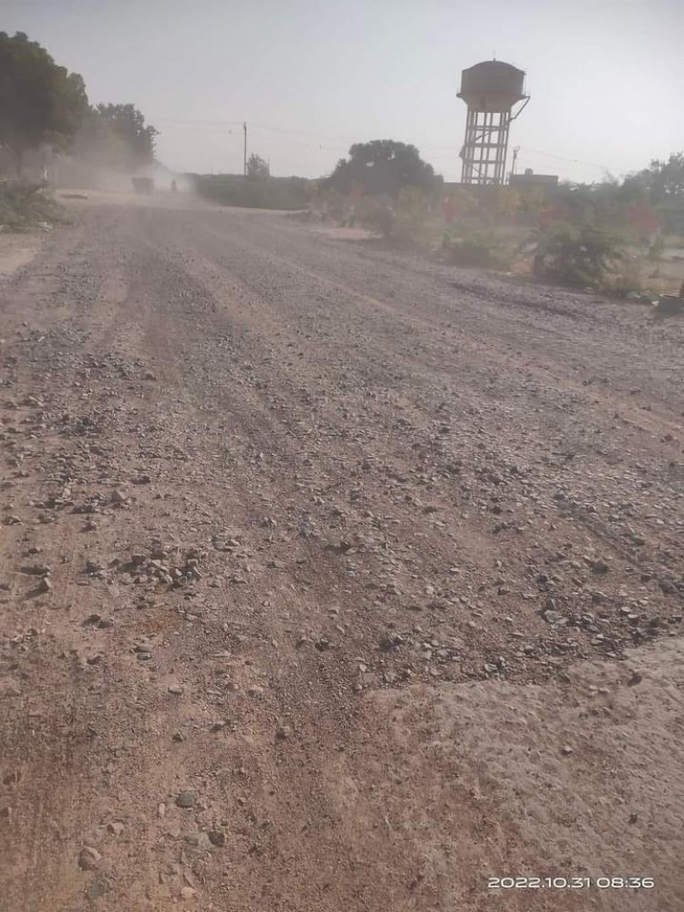 धूल के गुबार में ग्रामीण परेशान पीडब्ल्यूडी विभाग अपनी मस्ती में मस्त